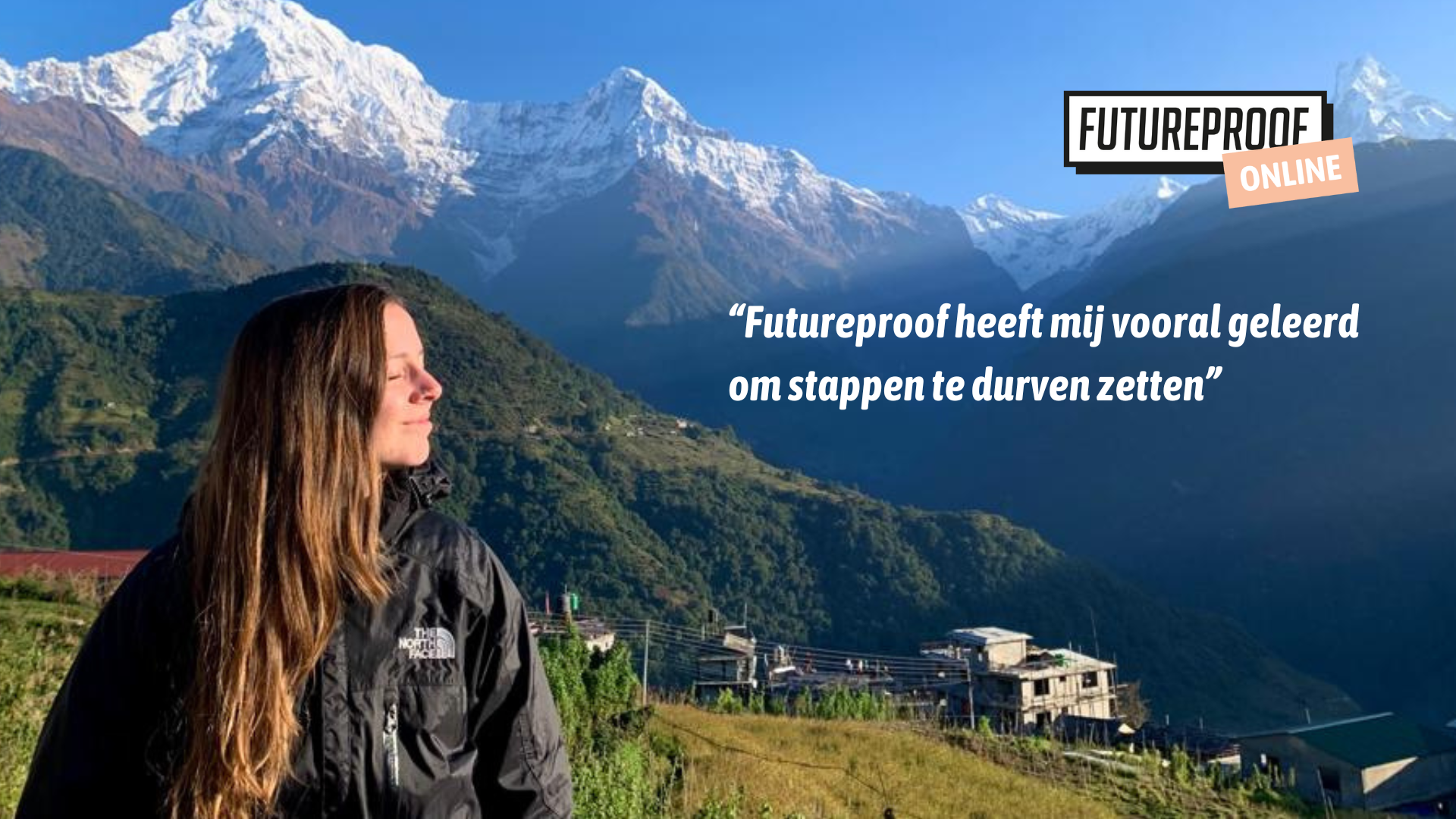 Futureproof Online deelnemer Kiara staat linksvoor op de foto met haar ogen dicht richting de zon en op de achtergrond een prachtige bergpartij met sneeuw op de toppen. In de afbeelding staat de quote "“Futureproof heeft mij vooral geleerd om stappen te durven zetten”. 